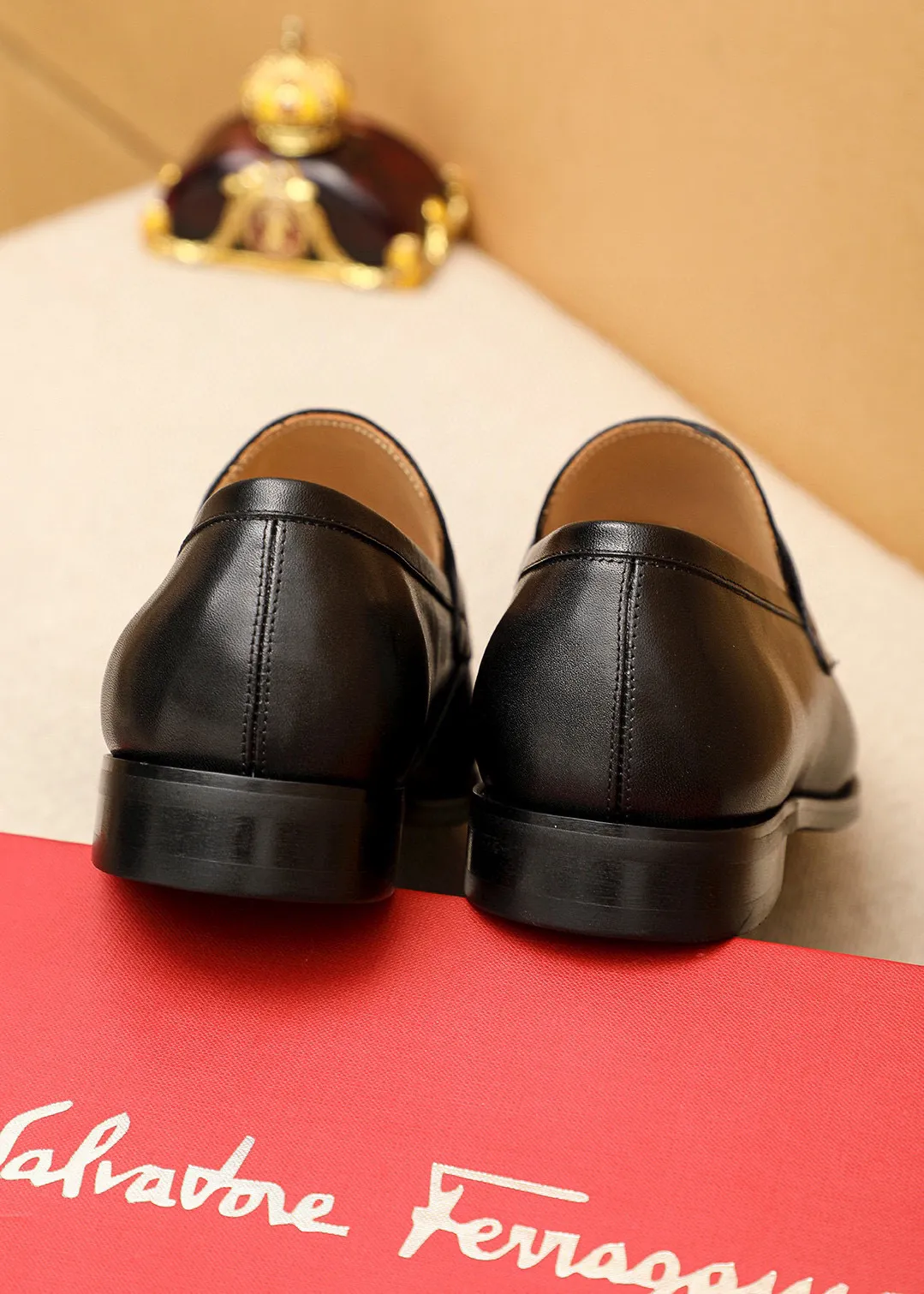 Men's shoes💰460💰 Product trademark: Ferragamo "Ferragamo" casual leather shoes Regular size: 38-44 (45🉑️customized) Product materials: Selected imported first-layer calfskin upper + luxury hardware buckle, imported water-dyed cow leather lining. Strong three-dimensional visual effect, original outsole color: 1⃣️color optional
